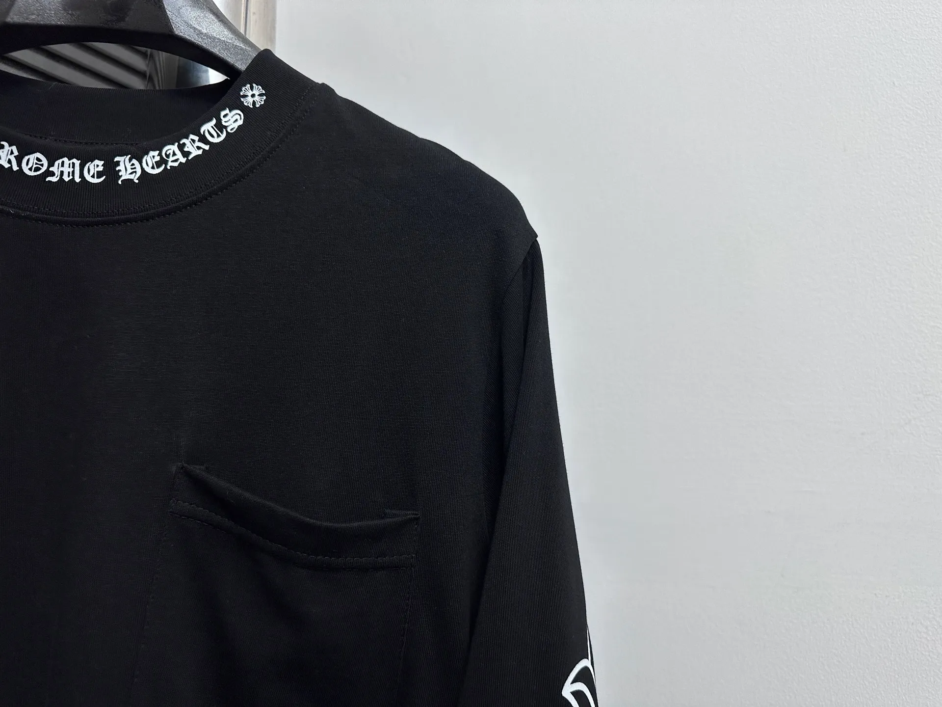 🅿️230 [Come Hearts] Crow Heart Graffiti Letters Limited Sanskrit Printed Long Sleeves, High Weight Threads on Collar and Cuffs, Custom Weaved and Dyed 280g Double Yarn Pure Cotton Fabric, Washed Anti-Counterfeiting Tags and other auxiliary labels are all correct versions, super conspicuous, super pretty, super stylish, same style for men and women! The overall upper body highlights fashion and individuality, and when worn together by a couple, it is a recommended T-shirt by the Street Ace!! Same style for men and women Size: XS-L